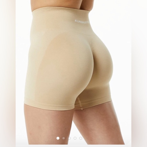 Alphalete Pants - NWOT Alphalete Amplify 4.5” Scrunch Short in Hazelnut - Size XL